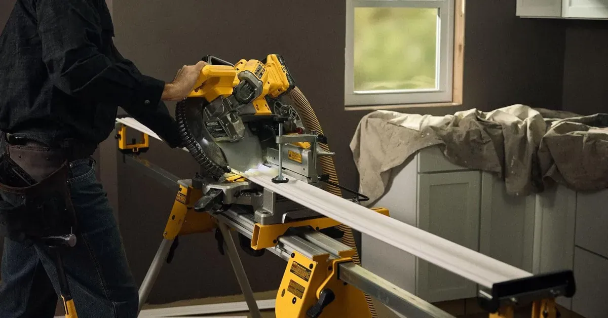 DEWALT 20V MAX Cordless 7-1/4-inch Miter Saw with a 4.0Ah battery