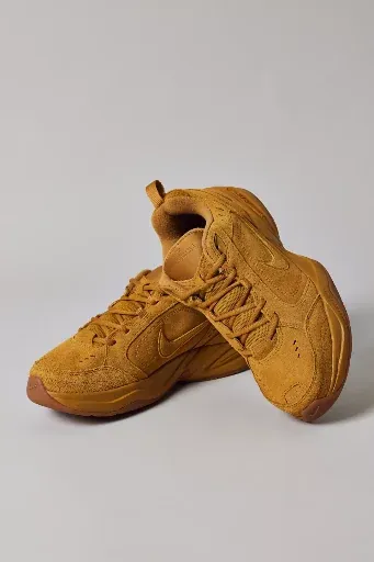 Nike Men's Air Monarch SE Sneaker (Wheat/Wheat-Gum/Med Brown)