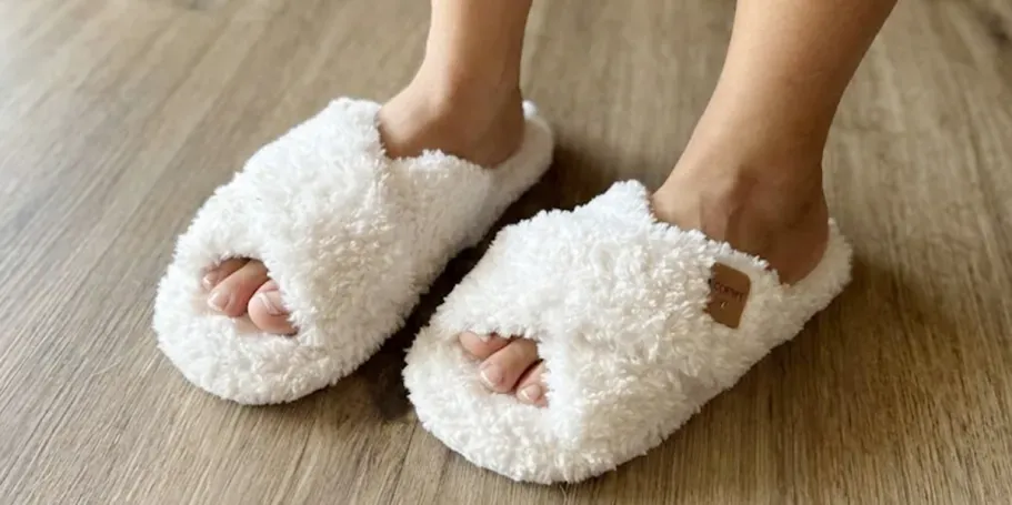 GOEWY Fuzzy Slippers in White