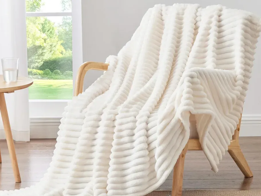 BEDELITE Fleece Throw Blanket in Cream