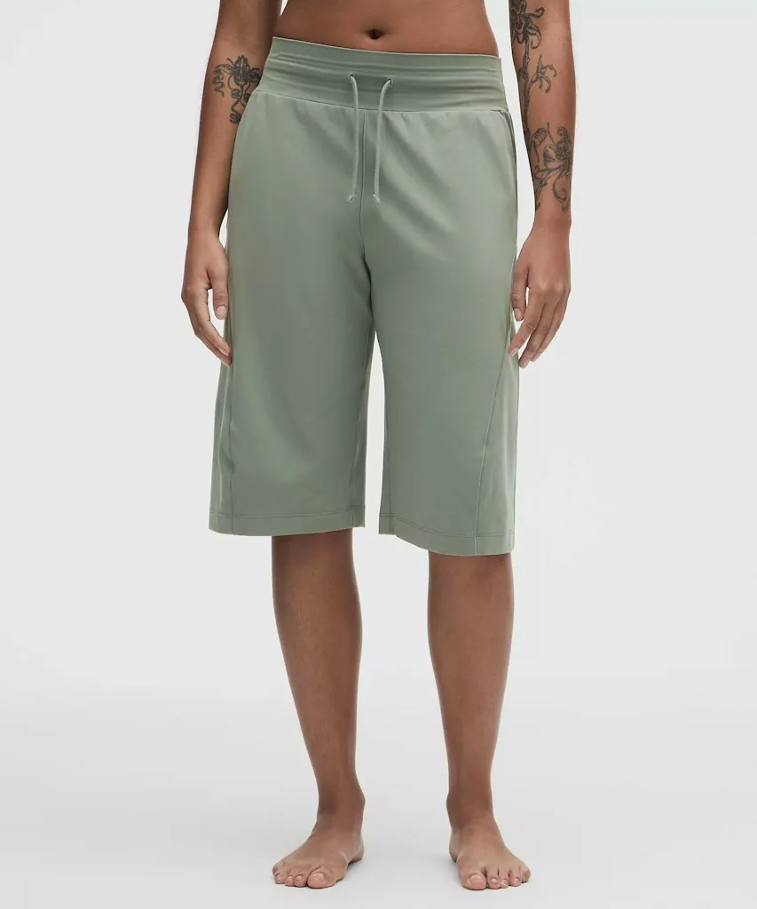 lululemon Women's Groove Mid-Rise Relaxed Bermuda Short