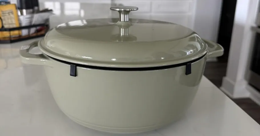 Amazon Basics 7.3-Quart Cast Iron Dutch Oven – Olive