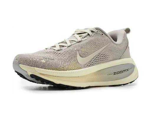 Nike Women's Vomero 18 Running Shoes (Cream/Gold)