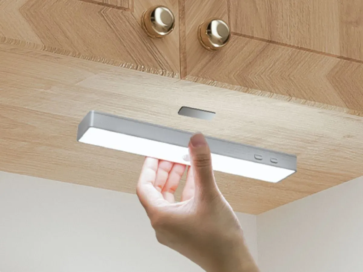 Under Cabinet Lights 6-Pack w/ Charging Station