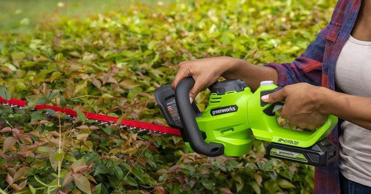 Greenworks’ 24V 22-inch cordless electric hedge trimmer + 4.0Ah battery